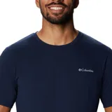 Remera de manga corta azul marino con logo de la marca en el pecho.