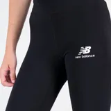 Calza deportiva de tiro alto, color negro, con ajuste ceñido y logo de la marca estampado en la pierna izquierda.