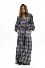Pantalón de corte culotte con diseño de cuadros, cintura alta con pinzas, cierre frontal y piernas anchas.