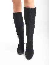 Bota alta de cuero color marrón, con taco de madera y cierre lateral.