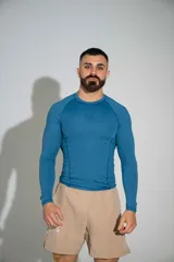 Short deportivo beige con aberturas en los costados y estampa lateral.