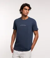 Remera azul de corte regular, cuello redondo y manga corta. Estampa frontal con la frase "Set Yourself Free".