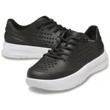 Championes Crocs modelo InMotion Pacer, de color lila con suela blanca. Cuentan con diseño de cordones elásticos y perforaciones laterales para mayor ventilación.
