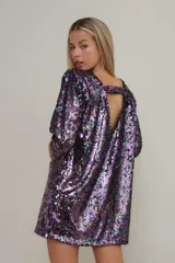 Minivestido violeta con lentejuelas, escote en V con abertura y mangas 3/4 acampanadas.