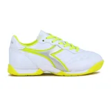 Championes de fútbol sala Diadora modelo Goal, color blanco con detalles en amarillo neón y plateado. Presentan una suela de goma amarilla diseñada para superficies de interior, cordones amarillos y el logo de la marca en el lateral.