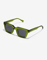 Gafas de sol unisex Hawkers modelo One Uptown, con montura rectangular verde y lentes grises.