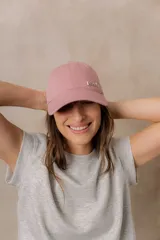 Gorra estilo baseball de algodón con efecto lavado en tono tostado y detalle de logo Peach metálico en el frente. Cuenta con visera curva y diseño regulable.