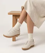 Championes de caña baja Satinato en color beige con textura y acabado deshilachado, suela de goma en contraste y cordones.