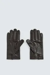 Guantes de cuero negro con interior forrado en tejido de punto. Presentan costuras decorativas en el dorso y tecnología táctil en los dedos para el uso de dispositivos móviles.