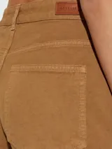 Pantalón ancho marrón tostado de corte recto, con bolsillos cargo frontales y trabillas para cinturón.