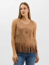 Blusa sin mangas de textura gamuzada color marrón, con escote redondo y corte recto. El frente presenta un diseño de calados circulares y geométricos, finalizando en un ruedo con flecos largos.