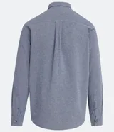 Camisa de manga larga color celeste con textura, cuello camisero, cierre frontal con botones y dos bolsillos de parche en el pecho.