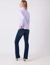 Polera de tejido fino, color rosado, con cuello alto, manga larga y detalle de tajo en los puños.