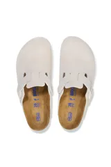 Zueco Birkenstock Boston Sfb Leve Antique color blanco, con plantilla anatómica de corcho y látex, capellada de ante y suela de EVA.