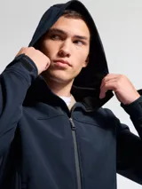 Campera de abrigo tipo softshell color azul marino, con capucha, cierre frontal y bolsillos laterales con cierre. Presenta interior en color negro y ajuste en los puños.