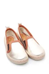 Panchas de cuero color beige con estampado animal print de leopardo y elásticos laterales.