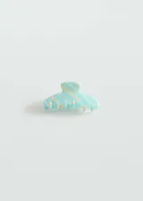 Pinza para el pelo de diseño bicolor con efecto marmolado en tonos turquesa y crema, con cierre de pinza metálico.
