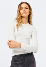 Camiseta básica de manga larga en tela acanalada color blanco, con cuello redondo ajustado.