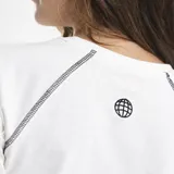 Remera de manga larga al cuerpo, color azul, con costuras a la vista en color blanco y logo bordado en el frente.