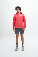 Canguro color crudo de felpa liviana con friza, manga raglán, bolsillo central, corte en el cuerpo, tajos laterales y capucha. Estampa en la espalda con letras en rosa y amarillo.