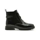 Bota corta de estilo casual, confeccionada en material sintético con acabado charol brillante. Presenta un cierre frontal central y una suela de goma dentada con plataforma baja.