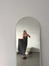 Vestido largo de jersey, color negro con rayas horizontales blancas, corte recto y tirantes finos.