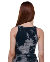 Top tipo corset de denim elástico con lavado artesanal Overo de alto contraste. Cierre frontal de alpaca, escote en V con puente, tiras anchas y espalda tipo musculosa.