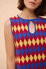 Vestido corto sin mangas con estampado de rombos en azul, rojo y amarillo. Tiene escote con forma de gota y terminación en picos.