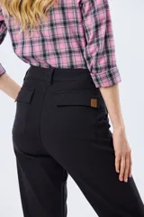 Pantalón de gabardina marrón, de corte recto con pinza en el bajo y detalles de botones en los tobillos.