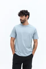 Remera básica de hombre con escote redondo y manga corta. Presenta un pequeño logo bordado en el pecho y un corte regular.
