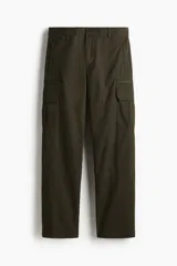 Pantalon cargo de sarga color verde militar, de corte regular y estilo utilitario, con bolsillos laterales con solapa en las piernas y bolsillos traseros.