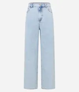 Pantalón wide leg de tiro alto confeccionado en jeans celeste, con trabillas en la cintura, bolsillos delanteros y traseros.