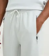 Pantalón deportivo masculino liso color negro, con ajuste elástico en la cintura y bolsillos laterales.