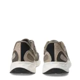 Championes urbanos New Balance con tecnología Fresh Foam en la entresuela para mayor amortiguación. Presentan un diseño en tonos marrones con detalles en negro y blanco, confeccionados en malla transpirable y refuerzos sintéticos, con el logo lateral característico de la marca.