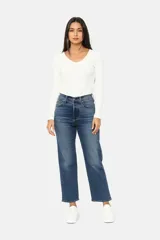 Pantalón jean Levi's modelo Ribcage Straight Ankle, color azul con lavado medio, tiro alto y diseño de pierna recta y corte al tobillo.
