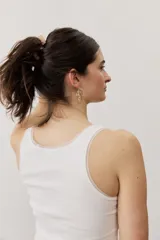 Musculosa de tejido rib color beige con detalles marrones en los bordes del cuello y sisas. Cuenta con el logotipo de la marca bordado en el pecho.
