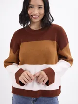 Buzo de tejido de punto con diseño de bloques horizontales en tres colores: marrón oscuro, marrón claro y blanco. Presenta cuello redondo y mangas largas con calce relajado.
