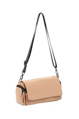 Bandolera color gris oscuro con solapa frontal, cierre de cremallera en la parte superior y en los laterales, y correa ajustable de tela negra.