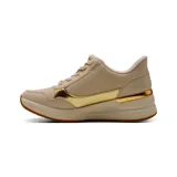 Championes Skechers Slip-ins Billion 2 Top-Tier, de color beige con detalles metalizados en tono dorado. Cuentan con un diseño sin cordones tradicionales, parte superior perforada, plantilla acolchada Air-Cooled Memory Foam y suela con plataforma.