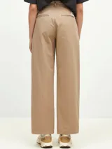 Pantalón negro de corte ancho, con pinzas en la cintura y bolsillos laterales.