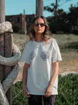 Remera oversize blanca de algodón manga corta con cuello redondo y estampado de dos conchas marinas a la altura del pecho.