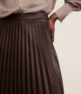 Falda midi marrón de cuero sintético con cintura sastre y textura plisada.