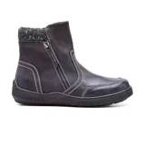 Bota corta negra de cuero sintético, con detalle de costuras blancas y cuello de tejido de punto gris. Cuenta con cierre lateral y suela de goma.
