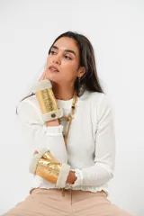 Guantes mitones dorados de cuero con interior de lana natural color crema.