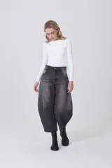 Pantalon de jean estilo barrel con efecto lavado, de tiro medio, con bolsillos laterales y traseros, y costuras decorativas en las rodillas.