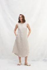 Vestido midi color beige de lino, sin mangas y con escote redondo.