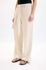 Pantalón casual beige de corte recto, con bolsillos laterales y pespuntes en contraste.