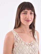 Musculosa de encaje con diseño floral calado, cuello redondo y corte holgado.