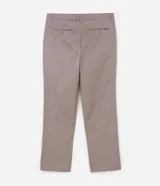 Pantalón de sarga de algodón con corte recto, cintura media, cierre frontal con botón y cremallera, pasantes para cinturón, bolsillos delanteros tipo faca y bolsillos traseros embutidos.