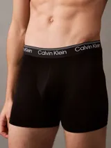 Pack de tres bóxer brief Calvin Klein de microfibra stretch, con cintura elástica con logo de la marca. Incluye un bóxer negro, uno beige y uno celeste a rayas horizontales.